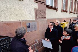 Die erste der neuen Informationstafeln für die Altstadt wurde an der Best-Sabel-Schule eingeweiht. Foto: Ralf Drescher