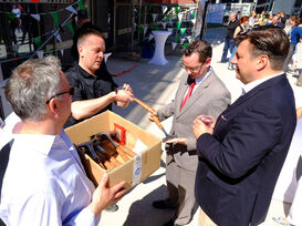 Traditionelle Hammerausgabe beim Richtfest - mit Bausenator Andreas Geisel (rechts, Foto: Ralf Drescher)