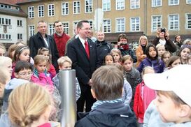 Bei der Grundsteinlegung hatten Kinder und Erwachsene ihren Spaß (Foto: Karin Zehrer)