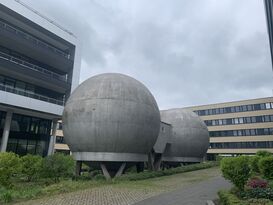 Um die isothermischen Kugellabore in Adlershof ist inzwischen ein reiche Wirtschaftslandschaft entstanden.