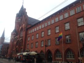 Die Regenbogenfahne am Rathaus Köpenick - im Übrigen eines der schönsten Standesämter Deutschlands.