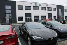 Im Business-Park Bohnsdorf gibt es seit mehreren Jahren einen Showroom von Tesla.