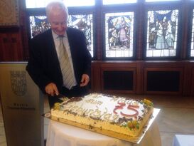 Klaus Ulbricht beim Anschneiden der Geburtstagstorte von der Dresdner Feinbäckerei