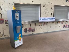 "Paula Platsch", die sympathische Ente der Wasserbetriebe, lädt auf ein Getränk ein.