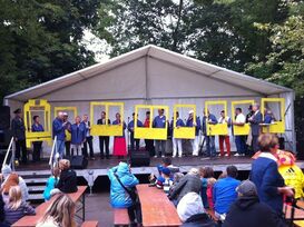 Mit einem eigenen Lied für die Uferbahn wurde das traditionelle Schmöckwitzer Inselfest eröffnet.